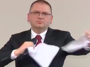 Sędzia Nawacki wyjaśnił dlaczego podarł wniosek sędziów: W ten sposób wyraża się...
