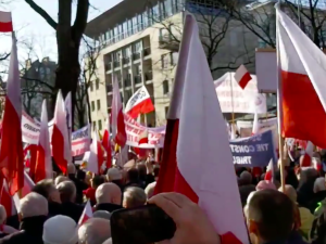 Przed Trybunałem Konstytucyjnym są także kontrmanifestanci... "KOD w liczbie 16 osób"