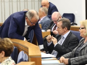 Kuźmiuk: Totalni próbują zablokować wypłatę 13. emerytury. Senat złożył poprawkę blokującą finansowanie
