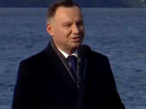 [video] "Marionetka!" Grupka krzykaczy usiłuje zagłuszyć Prezydenta RP na uroczystości zaślubin w Pucku