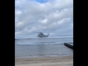 [video] Puck. Śmigłowiec MW zrzucił wiązankę kwiatów w setną rocznicę zaślubin Polski z Morzem