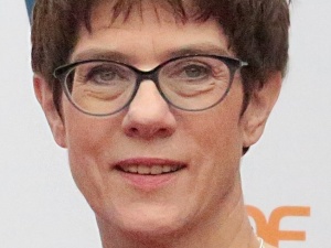 Następczyni kanclerz Angeli Merkel zrezygnowała ze stanowiska. W tle ogromny skandal