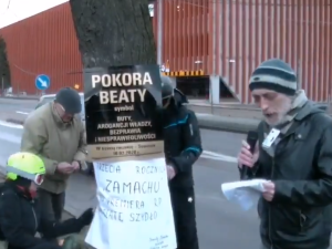 [Wideo] Widziałeś już wszystkie niemądre akcje opozycji? Poseł PO bierze udział w "litanii do drzewa"...
