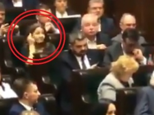 "Pokazała f.cka czy nie pokazała?" Wielka dyskusja w sieci. Mamy film, sprawdź sam