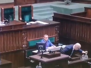 [video] Poseł Platformy Obywatelskiej zasłabł na sejmowej mównicy