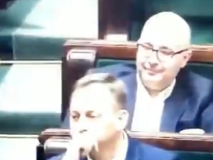 [video] Poseł Kropiwnicki, który zasłabł, jest już na sali sejmowej. Premier życzy mu zdrowia