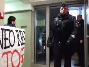 [video] "Sędzio z NEO-KRS odwieś togę". Protestujący wtargnęli do sądu w Kielcach. Spięcie z policją