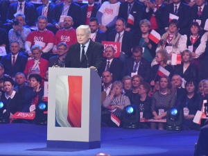 [SONDAŻ] PiS wygrywa, ale bez samodzielnej większości. Lewica zyskuje wyborców