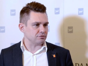 "Specjalna dedykacja". Bal charytatywny dla dzieci, a polityk .N pozuje... ze środkowym palcem