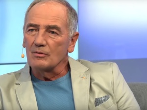 Karol Strasburger ośmielił się wypowiedzieć słowa "kontrolny klaps". Hejt. Jest oświadczenie