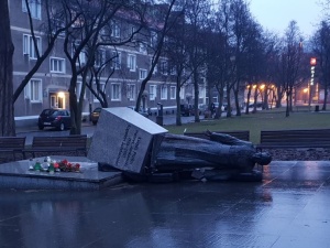 Jest akt oskarżenia ws. znieważenia pomnika ks. Jankowskiego. Sprawcom grozi do 5 lat więzienia