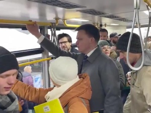Kampania. Politycy w komunikacji miejskiej. Dominika Cosic: "Nie uważają się za zwykłych ludzi?"