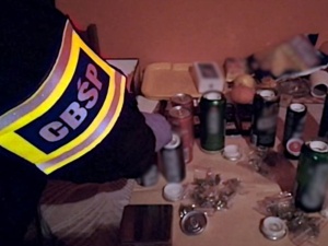 Ukryli narkotyki w puszkach po napojach. Zatrzymano 12 podejrzanych