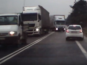 [video] Przerażające. Busko-Zdrój: Ciężarówka jedzie na czołówkę, samochody uciekają na pobocze