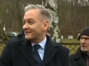 [Wiedeo] Biedroń na konferencji opowiada o braku karetki w szpitalu... a kilka stoi za jego plecami