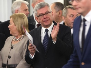 Marszałek Karczewski demonstruje jak myć ręce: To co pokazał marszałek Grodzki rozpowszechnia zarazki