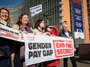 Równość wynagrodzeń kobiet i mężczyzn - protest EKZZ