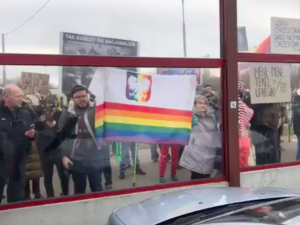 Działacze LGBT zakłócili mszę za „Żołnierzy Wyklętych”. „Grupa demonstrantów gwiżdże w czasie hymnu”