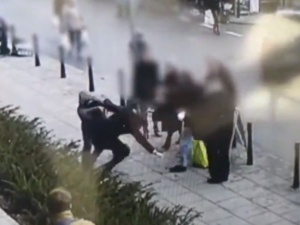 [video] "Do tego prowadzi hejt". Policja publikuje nagranie z ataku na zbierającego podpisy dla A. Dudy