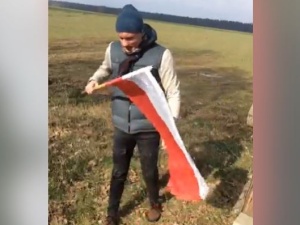 [video] Działacz LGBT podeptał i próbował spalić flagę Polski. Wszystko nagrał i pochwalił się na FB