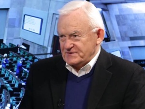 "Żaden koronawirus mi niestraszny". Leszek Miller został ambasadorem... polskiej wódki