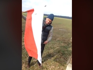 Znieważenie przez aktywistę LGBT flagi Rzeczypospolitej. Mecenas Ordo Iuris powiadamia prokuraturę