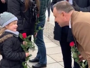 [video] Prezydent rozdaje kobietom róże: "Dziękuję za niezastąpione dobro, którego przysparzają kobiety"