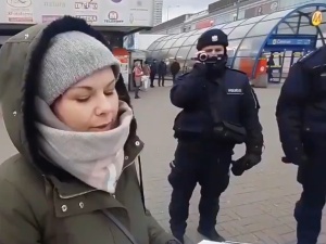 [video] Na wolontariuszkę zbierającą podpisy pod "Stop LGBT" miał się rzucić agresor i podrzeć listę