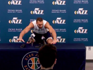 [WIDEO] Koszykarz NBA zażartował z koronawirusa podczas konferencji. Okazało się, że... jest zakażony