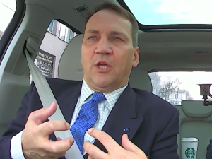 „Jako obywatel ŻĄDAM zawieszenia mszy”. Sikorski apeluje do Konferencji Episkopatu Polski