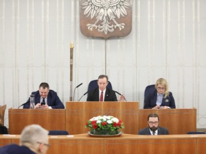 Senat za poprawkami do specustawy ws. koronawirusa. Senatorowie PiS przeciwko. „Obietnice bez pokrycia”