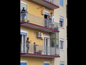 [WIDEO] Włosi nie tracą wiary i optymizmu. Muzyka i śpiewy z okien i balkonów w obliczu epidemii