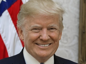 "Jesteśmy krajem, który w swojej historii szukał u Boga ochrony i siły". Trump ogłasza Dzień Modlitwy