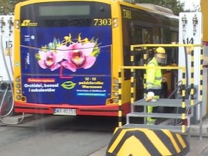 Walka z koronawirusem zaostrza się. Strefy wydzielone w stołecznych autobusach i tramwajach