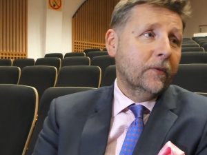 O! Migalski uciekał na Teneryfę "zanim zabiorą nam paszporty". Teraz wraca