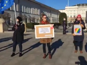 [video] Cała Polska zostaje w domu by walczyć z Covid-19, a KOD... protestuje przed Pałacem Prezydenckim