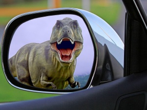 [video] Przebrał się za dinozaura i poszedł wyrzucić śmieci. Policji tłumaczył, że to przez koronawirusa