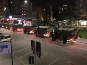 Zdjęcie z Bergamo robi przerażające wrażenie. Wojskowy konwój wywozi ciała zmarłych przez koronawirusa