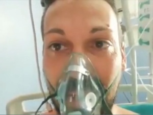 "Widzę, ile osób lekceważy tego przeklętego wirusa, więc postanowiłem nagrać film". Apel chorego Włocha