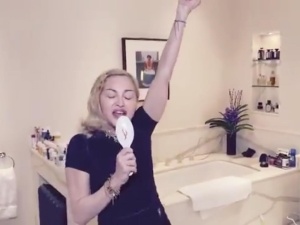 [video] Madonna nie wytrzymała siedzenia w domu? Śpiewa do szczotki o... smażonej rybie