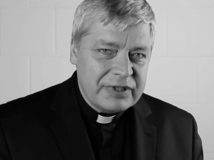 [online] Pogrzeb ks. Pawlukiewicza. Kard. Nycz: Jest paradoksem, że ten, który gromadził tłumy...