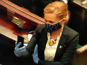 Obrady Sejmu w wyjątkowych warunkach, a... posłanka KO robi sobie selfie w maseczce. Internauci reagują