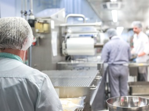 Jak w trakcie pandemii dbać o zdrowie pracowników przemysłu spożywczego?