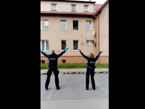 [WIDEO] Ten film podbija internet. Zobacz jak policjanci starają się umilić mieszkańcom kwarantannę