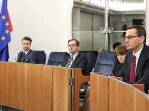 Premier w Senacie: Pieniędzy uzyskanych z refinansowania budżetu, wystarczy na 6-7 tygodni