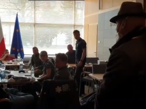 [Wideo] Wzruszające. Urodzony w Bergamo ambasador Włoch na lotnisku dziękował polskim lekarzom