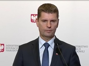 Min. Piontkowski: "Na razie nie przewidujemy zmiany terminu zakończenia roku szkolnego"