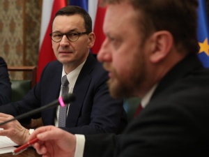 [online] Premier informuje o kolejnych obostrzeniach: 2 metry dystansu, ograniczenia handlowe, limit osób