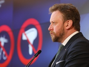 Min. Szumowski: "Zakaz wychodzenia ludzi młodych to pokłosie weekendowych spotkań"