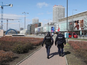 MSWiA: Znaczna część policjantów będzie patrolować ulice. Straż miejska pod ścisłym nadzorem policji